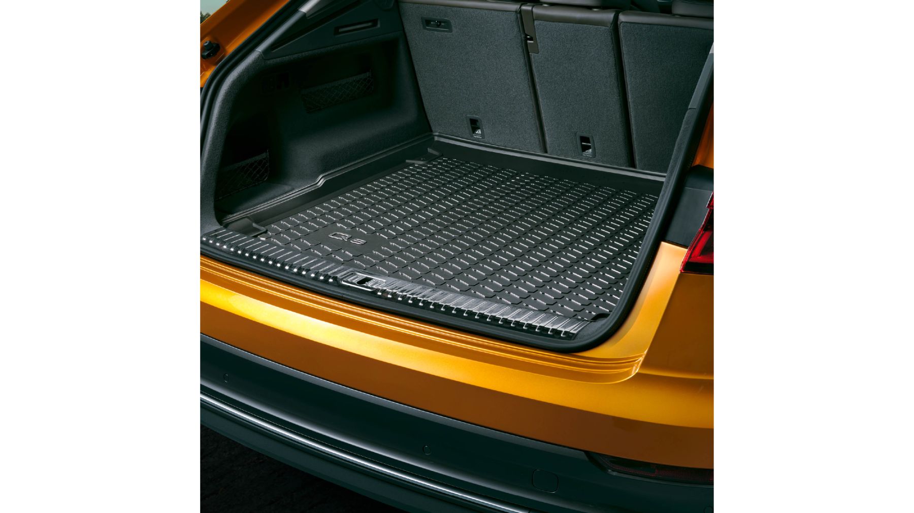 Plastová vložka do zavazadlového prostoru, Q8