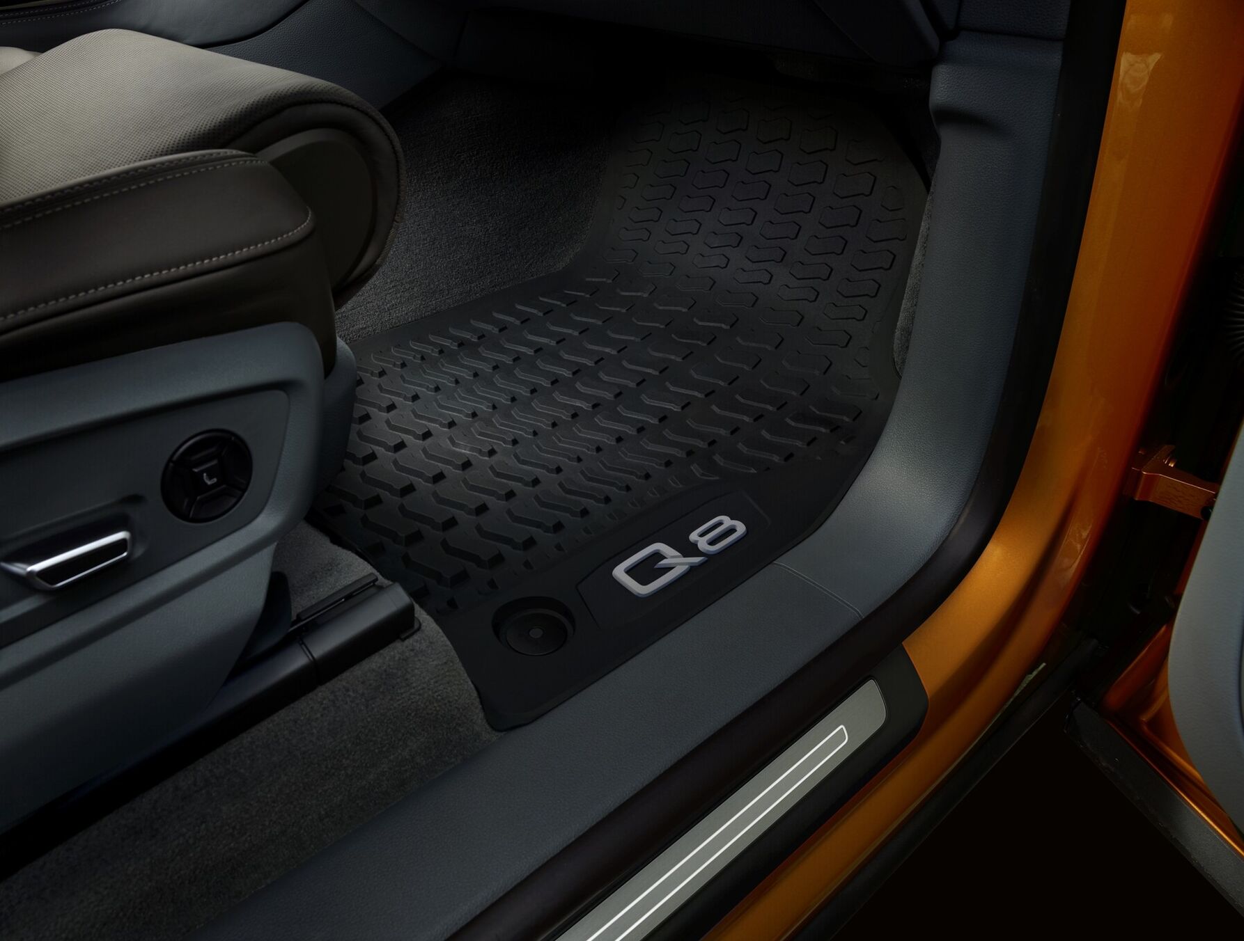 Gumové koberce přední, Q8